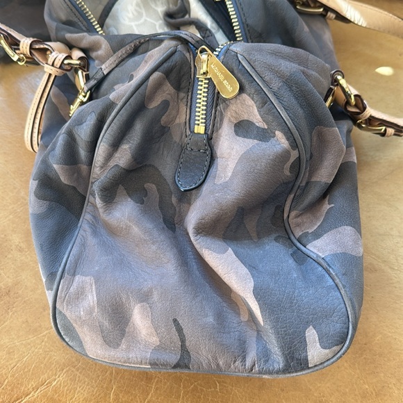 RARE Michael Kors Blue Camo Distressed Camouflage Leather Bag + FREE Makeup Bag - Picture 12 of 14